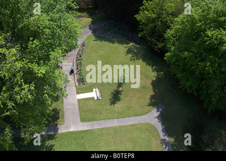 Vista aerea del parco dal monumento coles compresi banco percorso inferriata prati alberi nel parco forthill enniskillen County Fermanagh Foto Stock