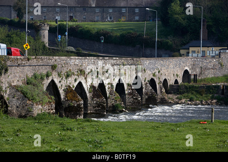 Slane ponte sopra il fiume Boyne con il suo famoso hill e curva pericolosa regolata da un modo sistema di traffico slane Foto Stock