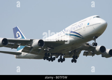 Air New Zealand Boeing 747 747-400 volare sull'approccio finale al Land di sbarco Foto Stock