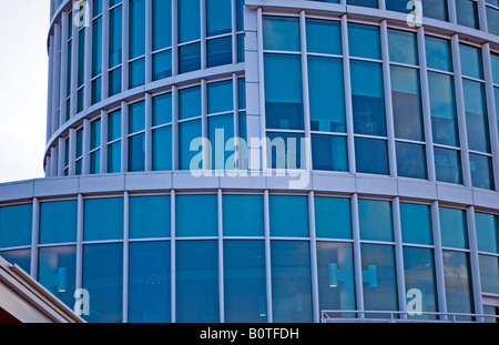 Edificio moderno, con un sacco di archi e di design contemporaneo e architettura grande. Foto Stock