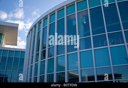 Edificio moderno, con un sacco di archi e di design contemporaneo e architettura grande. Foto Stock