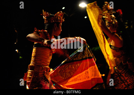 Giovane uomo e donna eseguendo Balinese tradizionale danza Legong, Sanur, Bali, Indonesia Foto Stock