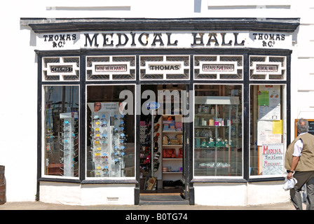 Farmacia nella cittadina balneare di ABERDOVEY GWYNEDD in Galles Foto Stock