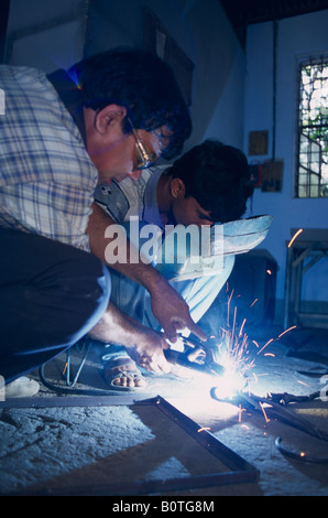 Saldatura rurale e workshop di metallo supportato da Christian Aid nelle zone rurali del Bangladesh Foto Stock