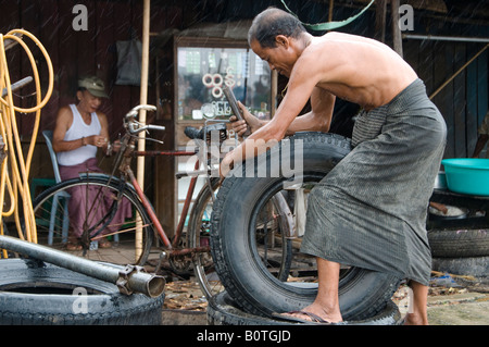 Riparazione meccanica del pneumatico a Yangon, birmania, myanmar Foto Stock