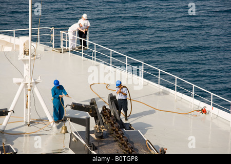 Cunard QE2 bow portare la catena di ancoraggio ufficiali di coperta la posizione dei punti di ancoraggio per deck cadet Foto Stock