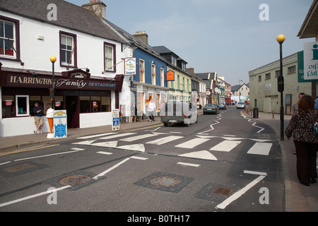 Colorati negozi e pub strand street in un Daingean dingle town europe più occidentale città sulla penisola di Dingle contea kerr Foto Stock