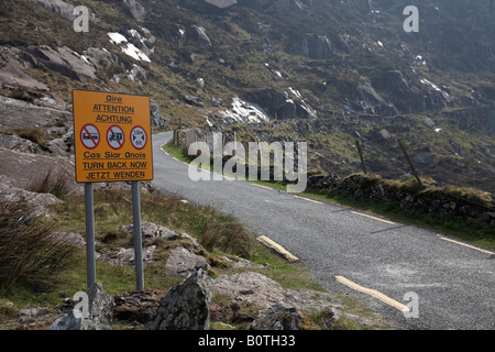 Segnale di avvertimento per veicoli pesanti sulla traccia singola sezione del conor pass sulla penisola di Dingle contea di Kerry repubblica di io Foto Stock