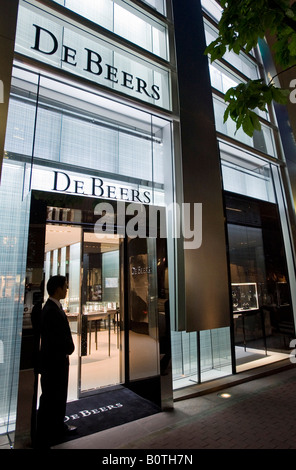 Vista serale della De Beers in store Ginza Tokyo Giappone Foto Stock