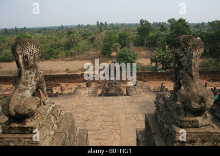 I leoni scolpiti custodendo le scale per il vertice di pre Rup membro tempio costruito da Rajendravarman 2 nel decimo C Foto Stock