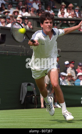 Tim Henman sul suo modo di vittoria contro Yevgeny Kafelnikov a Wimbledon nel 1996 Foto Stock