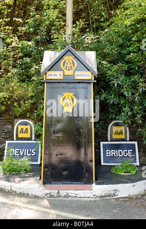 Vecchio stile casella AA situato lungo la strada a ponte DEVILS CEREDIGION NEL GALLES Foto Stock