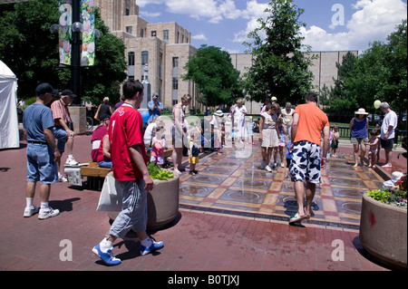 Le persone che giocano in acqua fontane in Boulder Colorado Foto Stock