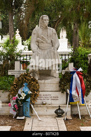 La tomba e il monumento a Theodoros Kolokotronis eroe della guerra greco per l'indipendenza del primo cimitero Atene Grecia Foto Stock