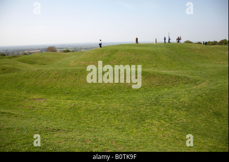 I turisti a piedi sul forradh royal area della sede della collina di tara teamhair na ri hill del re complesso archeologico di conteggio Foto Stock