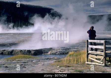Turistico a boardwalk guardano al Cliff Geyser di sabbia nera Basin Parco Nazionale di Yellowstone Wyoming Foto Stock