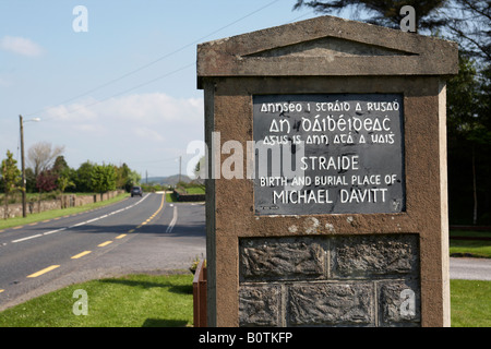 Cartello bilingue in irlandese gaelico con script e inglese in straide la nascita e il luogo di sepoltura museo di Michael davitt Foto Stock