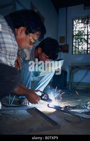 Saldatura rurale e workshop di metallo supportato da Christian Aid nelle zone rurali del Bangladesh Foto Stock