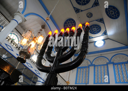 Interno della vecchia sala di preghiera in stile coloniale della Sinagoga di Mummeah Yeshua a Yangon, Myanmar, Birmania Foto Stock