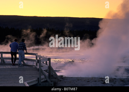 I turisti a guardare Fontana Geyser al tramonto Fontana vaso di vernice area parco nazionale di Yellowstone Wyoming Foto Stock