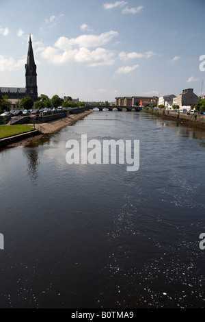 Guardando giù dal ponte sul fiume Moy a ballina contea di Mayo Repubblica di Irlanda Foto Stock