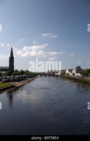 Guardando giù dal ponte sul fiume Moy a ballina contea di Mayo Repubblica di Irlanda Foto Stock