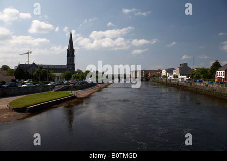 Guardando giù dal ponte sul fiume Moy a ballina contea di Mayo Repubblica di Irlanda Foto Stock