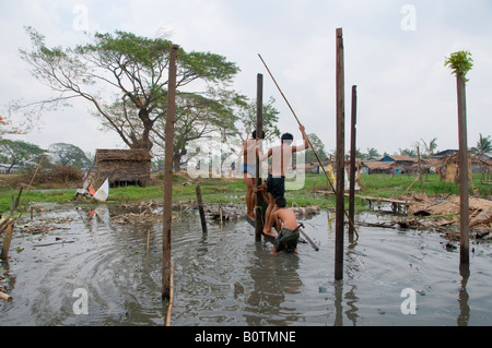 Il ciclone Nargis superstiti di ricostruire la loro casa allagata in Hlaing Tharyar township di Yangon, Myanmar il 15 maggio 2008 Foto Stock