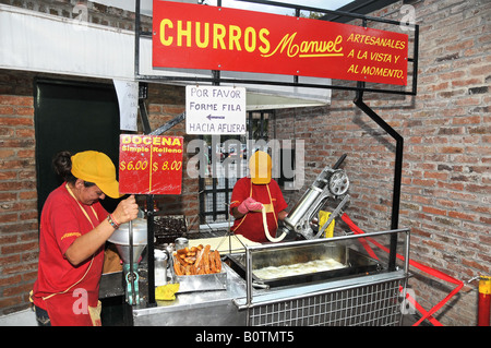 Churros (impasto fritto) il venditore, Puerto de Frutos mercato, Tigre delta, Argentina Foto Stock