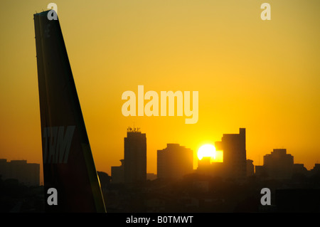 Sunrise a Sao Paulo s all'aeroporto di Congonhas lo stato di Sao Paulo in Brasile 04 24 08 Foto Stock