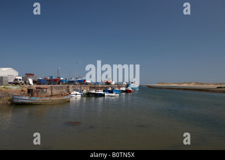 Barche da pesca a lavorare killala pier con killala bay in background della contea di Mayo Repubblica di Irlanda Foto Stock