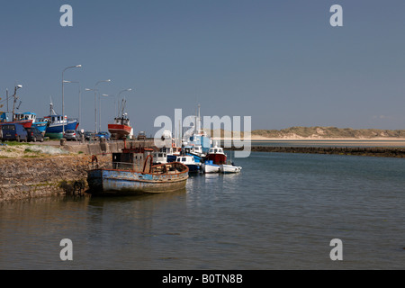 Barche da pesca a lavorare killala pier con killala bay in background della contea di Mayo Repubblica di Irlanda Foto Stock