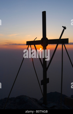 Monte Athos Peak, una croce sulla cima all'alba, paesaggio, Halkidiki, Grecia, Europa orientale Foto Stock