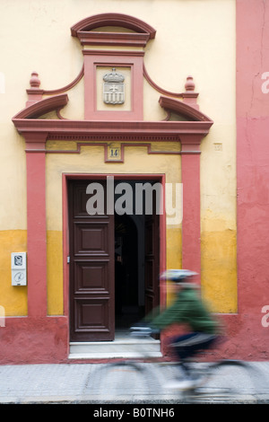 Ciclista a Siviglia centro città, Spagna Foto Stock