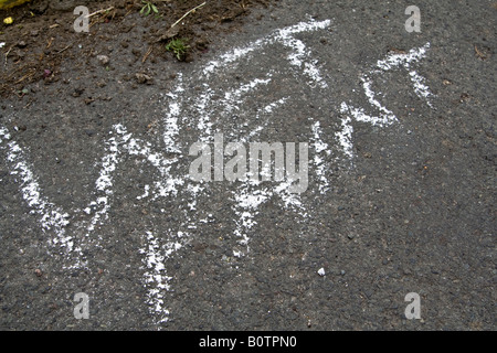 Vernice fresca segno riportato sulla strada, UK. Foto Stock