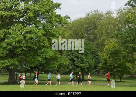 "Primrose Hill' metà adulti tenersi in forma di gruppo con autobus di fronte Londra UK HOMER SYKES Foto Stock
