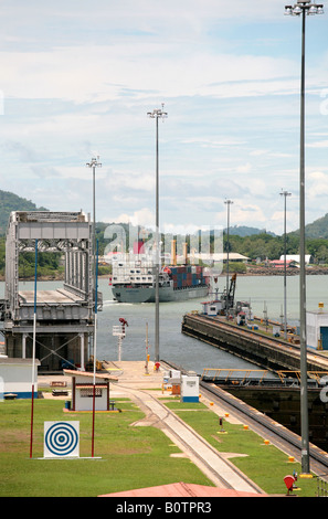 Nave in uscita il Miraflores Locks del Canale di Panama Foto Stock