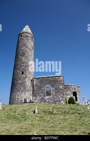 Turlough torre rotonda con cimitero e sagrato della contea di Mayo Repubblica di Irlanda Foto Stock