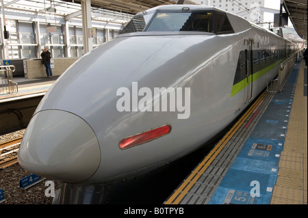 Kyoto, Giappone. Un treno bullet (Shinkansen) in attesa nella stazione ferroviaria centrale Foto Stock