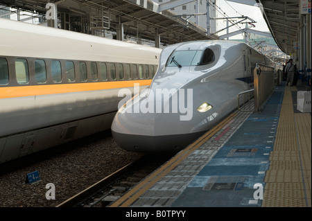 Kyoto, Giappone. Un treno bullet (Shinkansen) in attesa nella stazione ferroviaria centrale Foto Stock