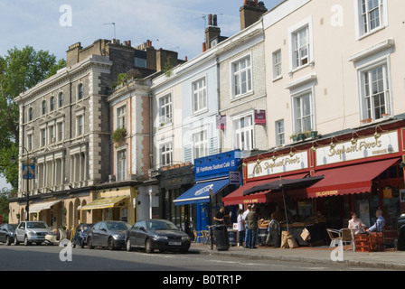 Primrose Hill, Regents Park Road, negozi e caffè. Persone che si godono un caffe' seduto fuori da un caffe'. Londra, Inghilterra, 25 maggio 2008. HOMER SYKES Foto Stock