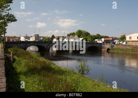 Guardando giù dal ponte sul fiume Moy a ballina contea di Mayo Repubblica di Irlanda Foto Stock