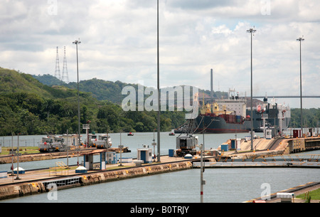 Vaso in entrata il Miraflores Locks del Canale di Panama Foto Stock