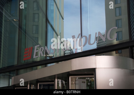 La moderna architettura dell'Ernst & Young edificio a No1 più di Londra sulla sponda sud del Tamigi a Londra Foto Stock