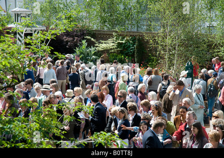 La folla della RHS Chelsea Flower Show, sponsorizzato da Marshalls, Londra, Inghilterra Maggio 2008 Foto Stock