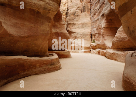 Come Siq o canyon in Nabataean città antica Petra alimentazione idrica alle rocce Giordania Arabia Foto Stock