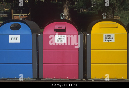 Tre multilingue colorati cestini della spazzatura in Svizzera Foto Stock