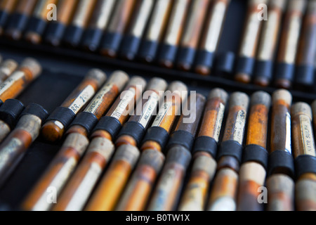 Vecchio di fiale di medicinali omeopatici, in una fila, close up Foto Stock