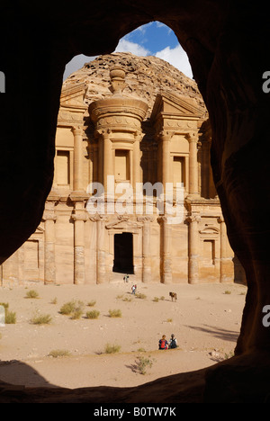 Ornati di roccia scolpiti tomba conosciuta come il monastero di Deir el Nabataean antica città Petra Giordania Arabia Foto Stock