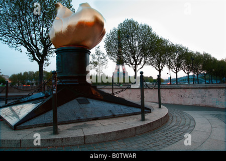 La fiamma della libertà, Pont De L'Alma. Parigi Francia. Non ufficiali è il memoriale di Diana, principessa di Galles. Foto Stock